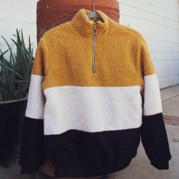 🚨END OF SUMMER SALE// Fluffy Yellow Pullover - Picture 4 of 7